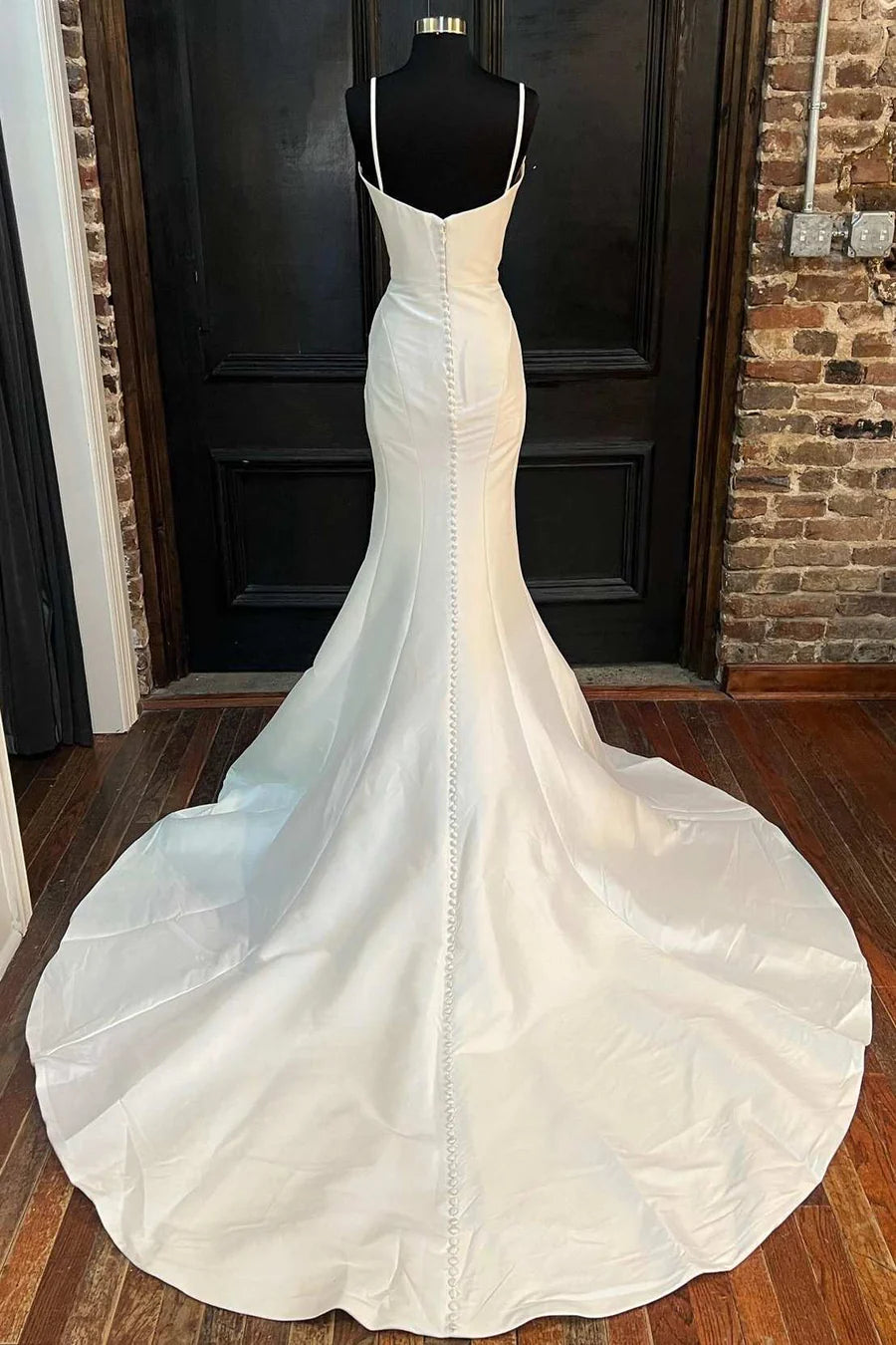 Vestido de novia largo de corte trompeta blanco con cuello abierto